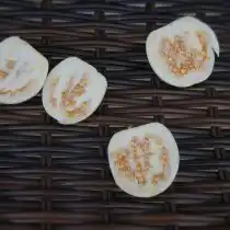 Декоративный баклажан «Золотое яйцо» в разрезе