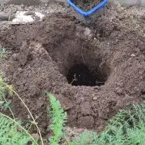 Яму желательно копать сразу большую, заложив на её дно дренажный слой