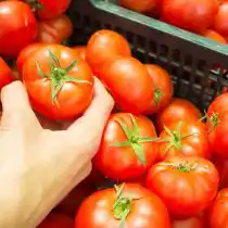 Когда на дворе осень и приближается конец сезона, многие овощи и фрукты созреют у вас дома после сбора. Помидоры, яблоки, персики, сливы и груши с легкостью будут продолжать созревать вне растения