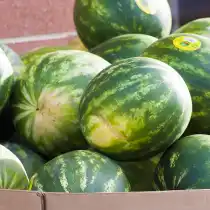 Спелый арбуз должен быть достаточно тяжелым для своего размера. Так что всегда выбирайте более тяжелый из двух арбузов одинакового размера