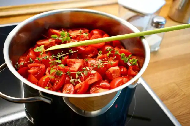 Можно ли есть плоды с зелеными плечами? К счастью, остальная часть плода кроме верхушки, остается неизменной и будет полностью безопасной и приятной на вкус. Просто отрежьте и выбросите зеленые или желтые верхушки