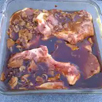 Сам маринад после жарки мяса не выбрасывать! Его хорошо заквасить с крапивой или другой травой и потом использовать как подкормку для любых садовых, огородных и цветочных растений