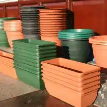 Пластиковые садовые контейнеры удобны в использовании, универсальны по размерам и текстурам и визуально привлекательны