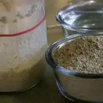 Нередко можно встретить рекомендации по применению пивных и пекарских дрожжей в качестве подкормки. Тоже неплохо (100 г сырых дрожжей на 10 л воды)