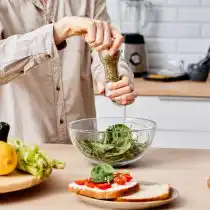 Добавьте разные специи. Соленым, сладким или кислым вкусом может перевесить горький вкус овощей