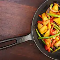 При обжаривании овощей углеводы превращаются в сахара, что придает им сладость