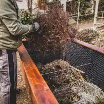 Добавление навоза или органических отходов на дно грядки