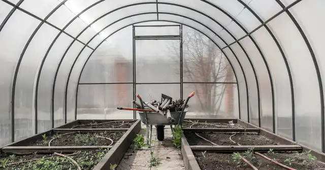 Сначала отмываем каркас и листовые покрытия от грязи и изнутри, и снаружи.