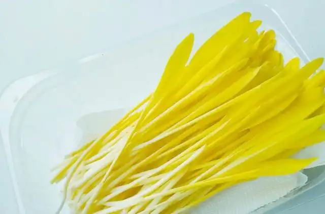 Как вырастить микрозелень кукурузы?фВыращивание микрозелени кукурузы — это очень просто. Вам понадобятся семена кукурузы, любая емкость и немного почвы