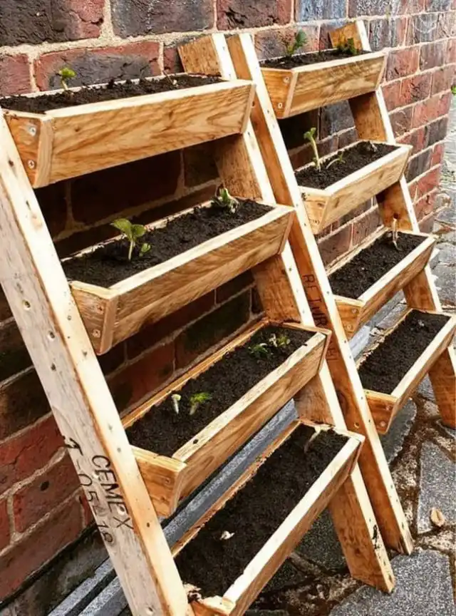 Эта конструкция подходит не только для выращивания земляники, но и для овощей и зелени