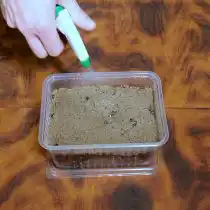 Увлажните почву из пульверизатора