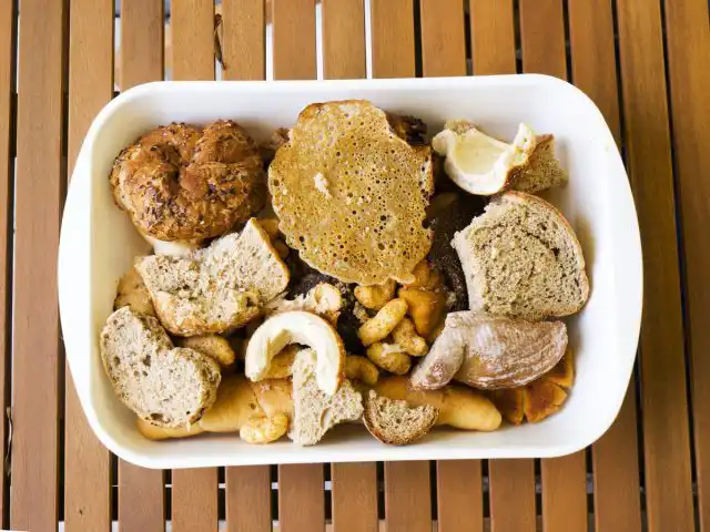 Хотя в компост можно добавлять свежий хлеб, лучше всего дождаться, когда он станет черствым и начнет плесневеть