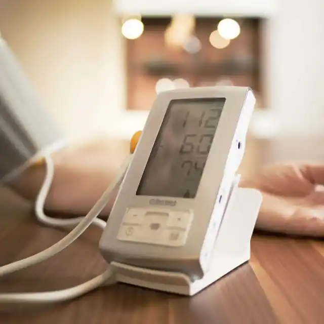 Автоматический тонометр для измерения давления у человека