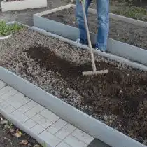 Вносим компост и подготавливаем грунт