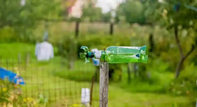 Трещотка для отпугивания кротов из пластиковой бутылки