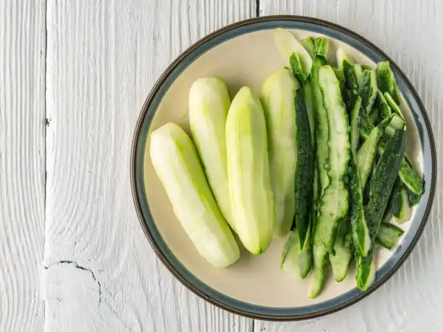 Пользу в огурце сосредоточена в кожице и в семенах, но магазинные и рыночные огурцы можно почистить