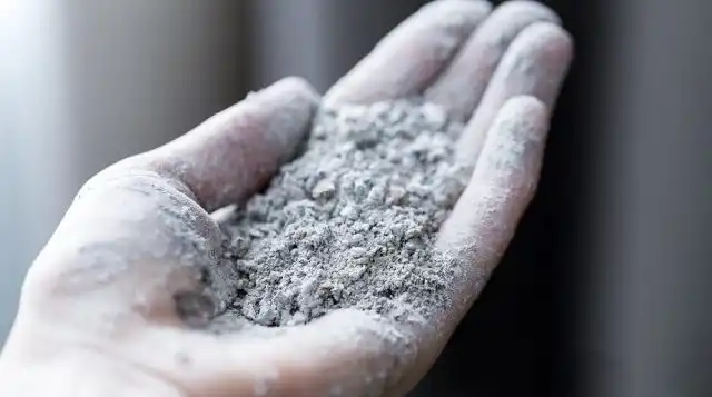 Зола часто применяется в борьбе с черной ножкой