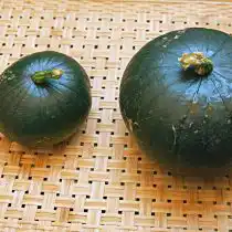 Кабачок «Заппо» — в пищу лучше употреблять маленькие плоды слева