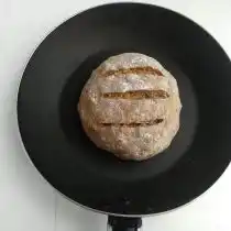 Обваливаем получившееся тесто в муке, делаем надрезы перед выпеканием