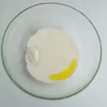 Смесь из соли, сахара, разрыхлителя, кефира и оливкового масла