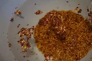 Полновесное зерно сорго осядет на дно, а на поверхности останется мусор