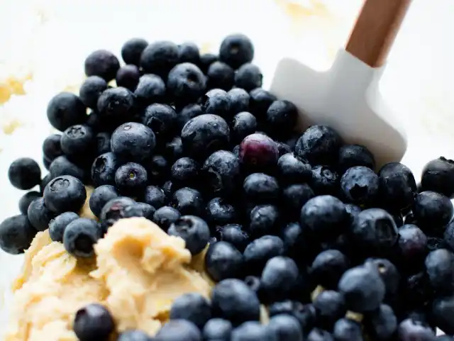 Для выпечки ягоды не размораживайте