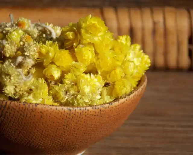 Правильно высушенное сырье издает приятный аромат и обладает горьковатым вкусом с пряным послевкусием