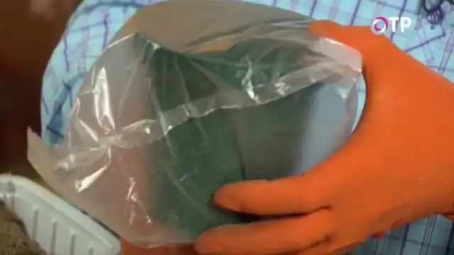 Помещаем ёмкость с семенами ореха в пакет