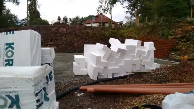 Установите временный склад для стройматериалов, инструмента, других подсобных установок