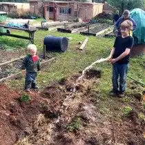 Подготовка траншеи для посадки малины