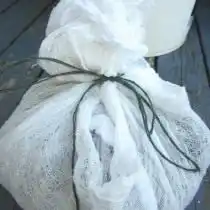 Заворачиваем марлю в кулёк