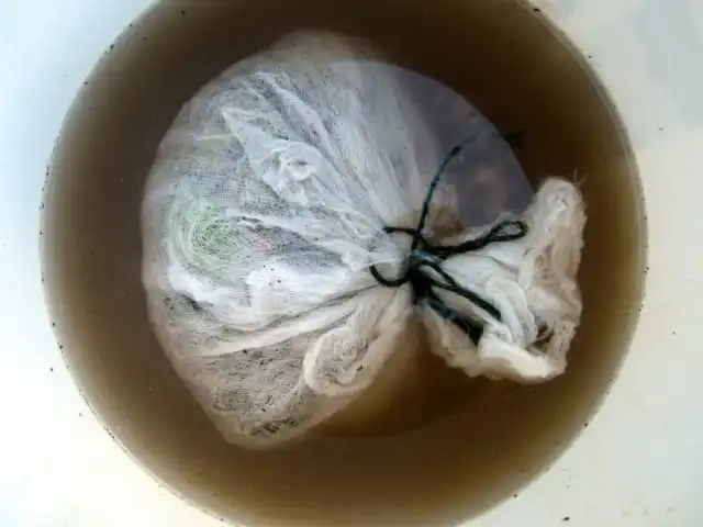 Кладём кулёк в ведро и заливаем водой