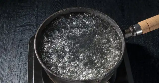 Если сомнений в присутствии паразитов не осталось, снимаем всё бельё с кроватей и стираем в воде выше 50 градусов