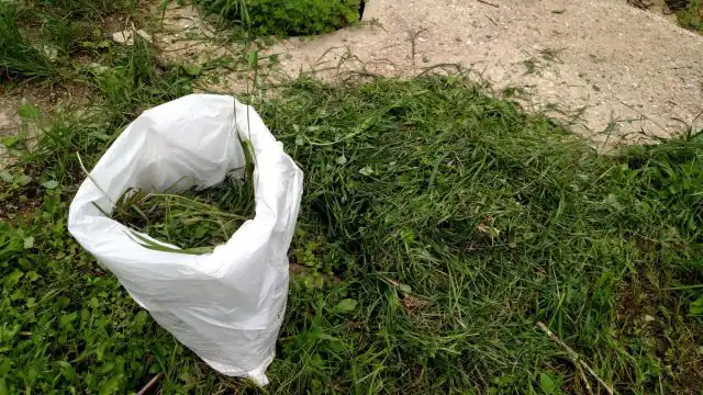 Нужно выстелить ёмкость или мешок полимерной плёнкой или большим полиэтиленовым пакетом