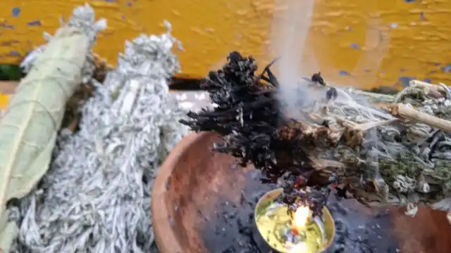 Букеты высушенных сильно пахнущих трав поджигают и окуривают дымом помещение