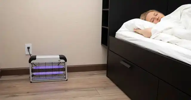 Ультрафиолетовые лампы от комаров – ещё один вид современных приборов.