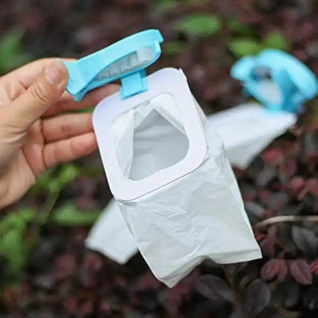 Пакет для сбора фекалий прикрепляется мягкой удобной прищепкой к хвосту и по мере надобности его можно просто снять и выкинуть.