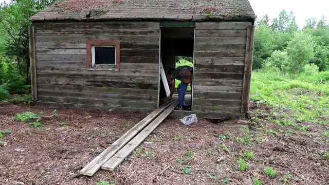 Если его нет, то нагрузка может распределяться неправильно. Из-за этого птичник может “перекосить”, одна сторона может глубже уйти в грунт, а затем повалится и вся постройка.