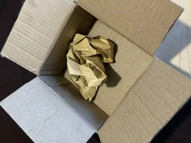 Возьмите лист бумаги и скомкайте его. Не формируйте из него шарик, он должен быть не сильно смят, примерно как на фото.