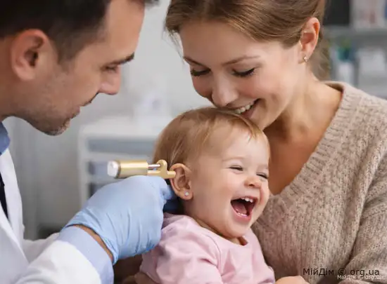 Коли проколювати вуха дитині: коментар отоларинголога