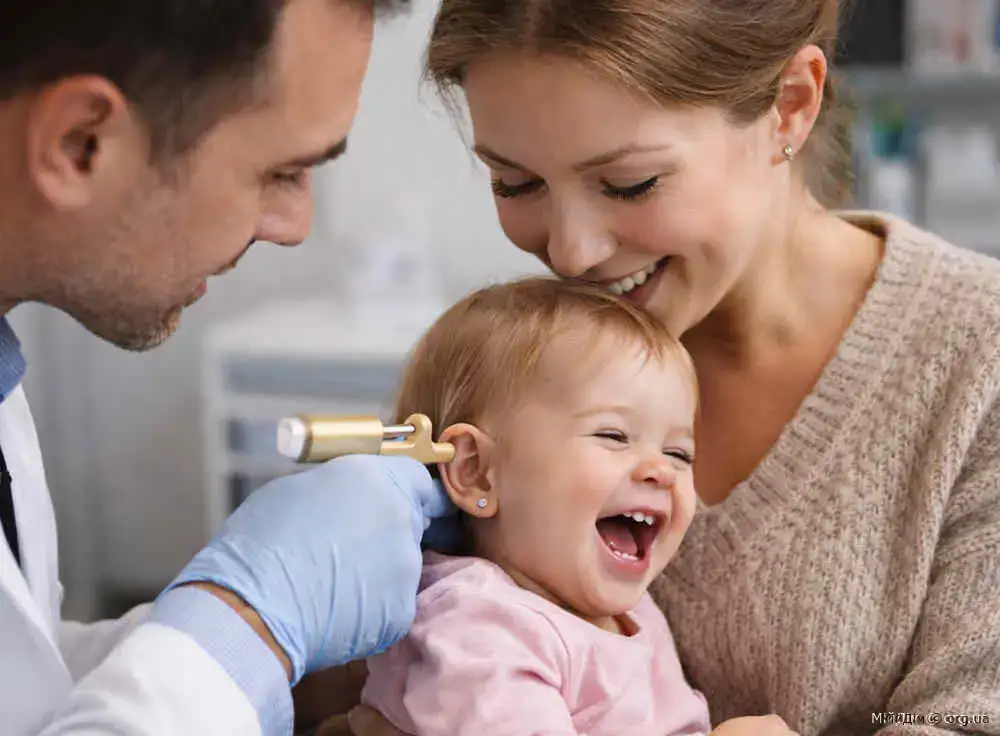 Коли проколювати вуха дитині: коментар отоларинголога